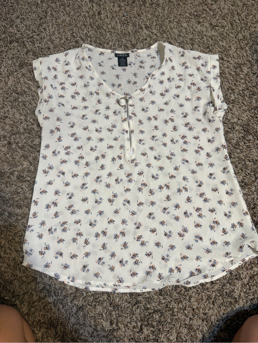 Rue21 Women's White Floral Print Short Sleeve Zipper Blouse. Size medium